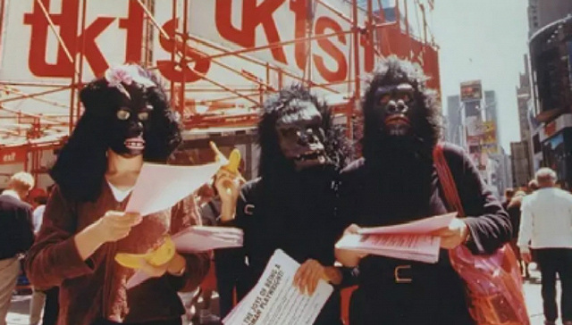 游击队女孩：戴着大猩猩面具的女性艺术家团体| 界面新闻