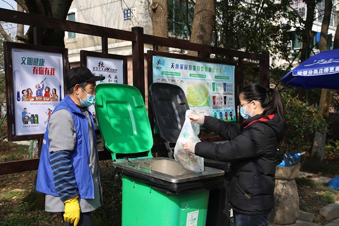 破袋器 桶边水槽 流动雨棚 宁波江北探索桶边投放人性化 管家式 服务 界面新闻