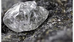 钻石卖这么贵，这个手握全球90%钻矿的男人有责任
