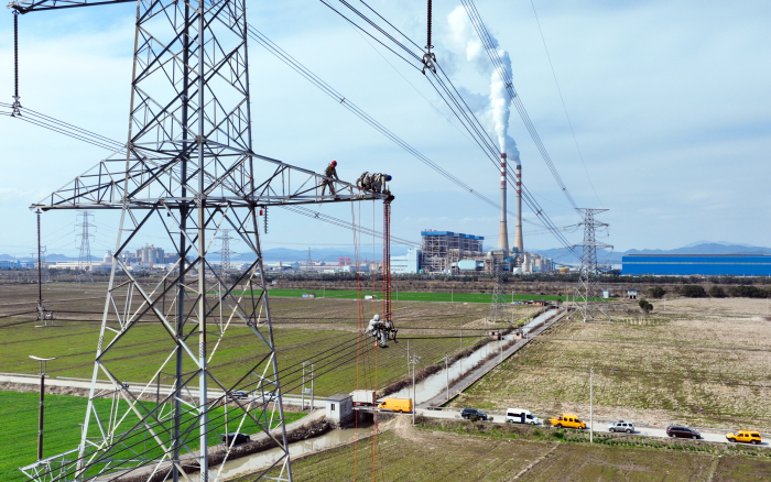 宁波电网完成全省首次“组合式”500 千伏线路等电位作业