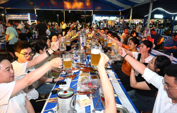 1000架无人机灯光创意秀点亮“崂山之夜”，第33届青岛国际啤酒节（崂山）盛大启幕