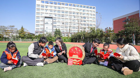 憲法宣誓、模擬法庭、普法集市……高校給孩子們帶來“沉浸式”法治研學