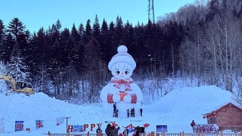 雪鄉(xiāng)“挖出”16米高大雪人 黑龍江“雪人軍團”再添新成員