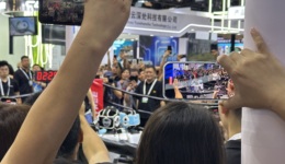 在WAIC，比起看机器人打拳，人们更想知道怎么用AI赚钱