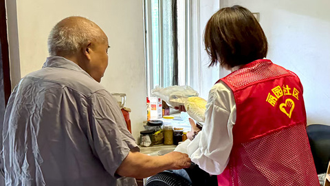 台风下的暖心守护：丽园社区网格员急援孤寡老人