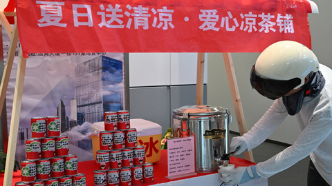 “秋老虎”不退，凉茶铺再升级！社区联手商会送出“反诈可乐”“分类凉茶”