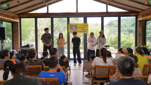 欢声满庭院，喜剧悦金秋：市南区CHAO巢·生活馆脱口秀专场活力开启