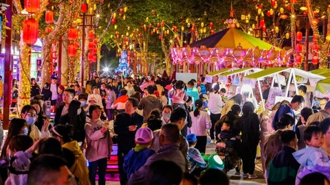 一线看发展丨赏湖景看演出玩互动 古栾水镇75万游客嗨玩黄金周