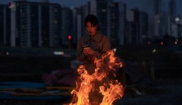 当代年轻人的“发疯”大赛，正在被包装成“消费游戏”`