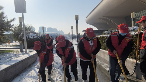 青春志愿红 扫雪暖民心