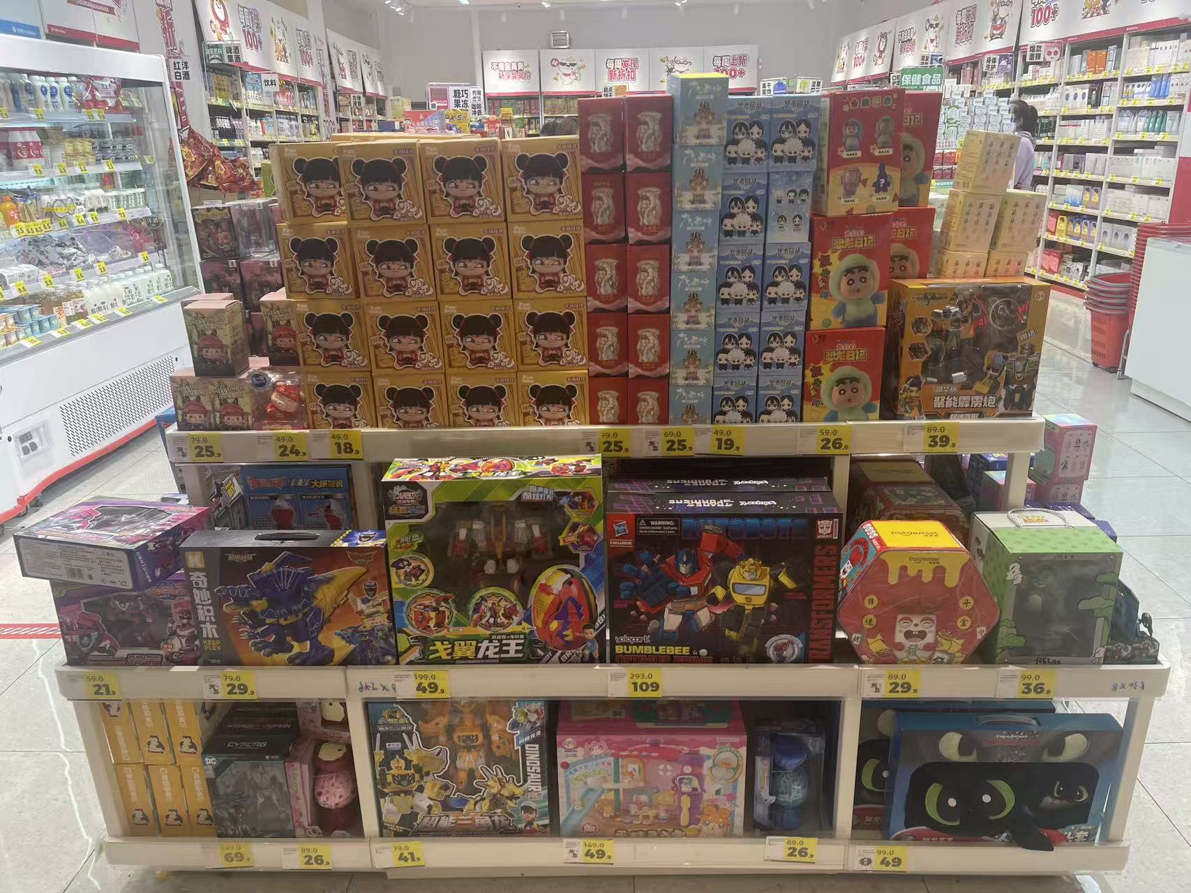 Labubu价格暴跌，折扣超市抢购热潮